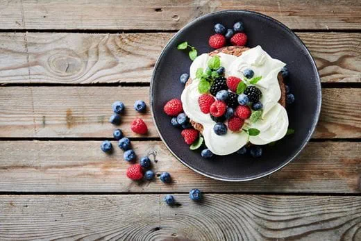 recipe image Brownie med pisket Cremefine og friske bær