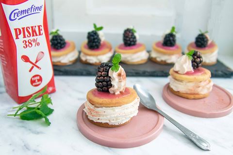 recipe image Medaljer med brombær og kagecreme @Mambeno