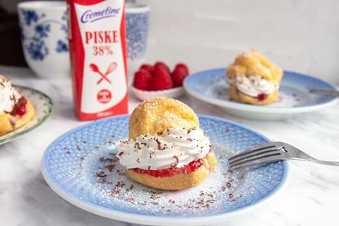 recipe image Vandbakkelser med hindbærkompot og vanillecreme @Mambeno