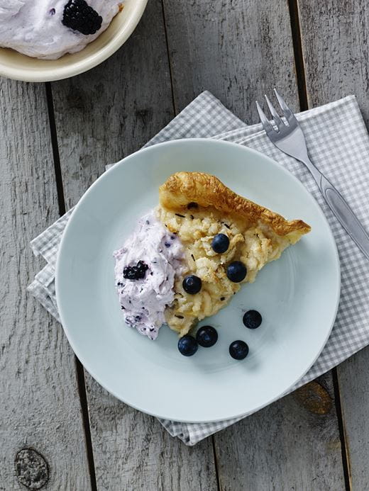 recipe image æbletærte med hjemmelavet bær-skum
