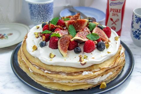 recipe image Syndig pandekagelagkage med creme, marmelade og bær @Mambeno