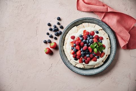 recipe image Pavlova med bær og pisket Cremefine