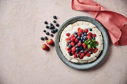 recipe image Pavlova med bær og pisket Cremefine