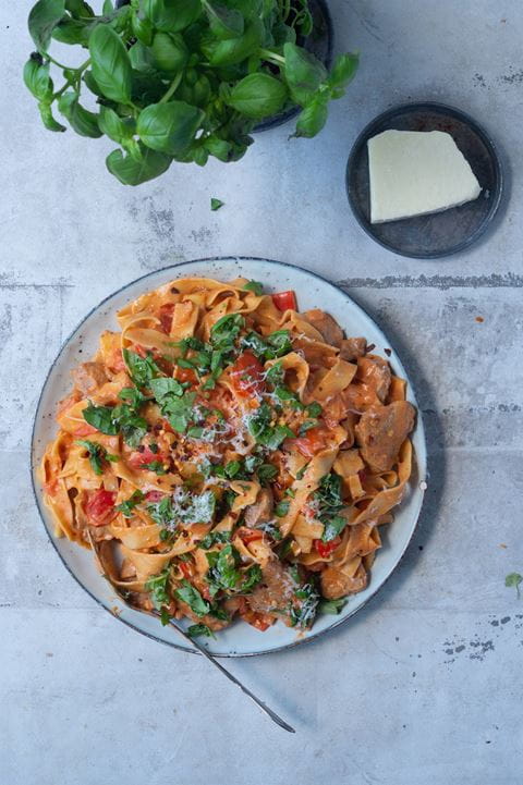 recipe image Cremet pastaret med mørbrad og tomatsauce - af @Juliebruunsblog