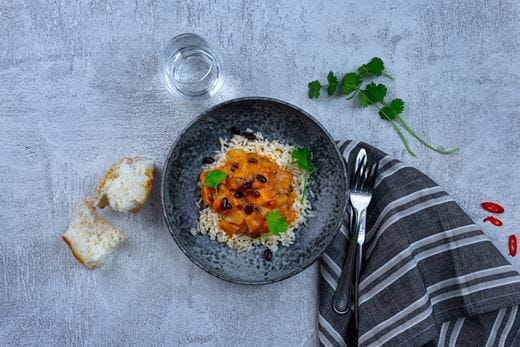recipe image vegetarisk gryderet med søde kartofler og sorte bønner