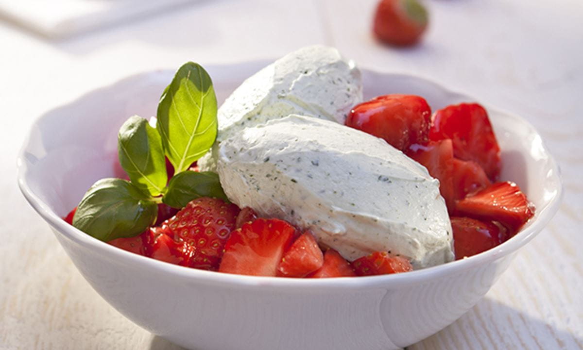 recipe image basilikumcreme med jordbær