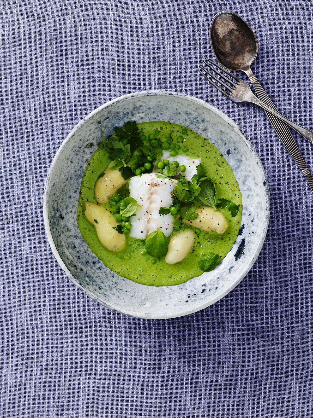 recipe image pocheret fisk med grøn urtesauce