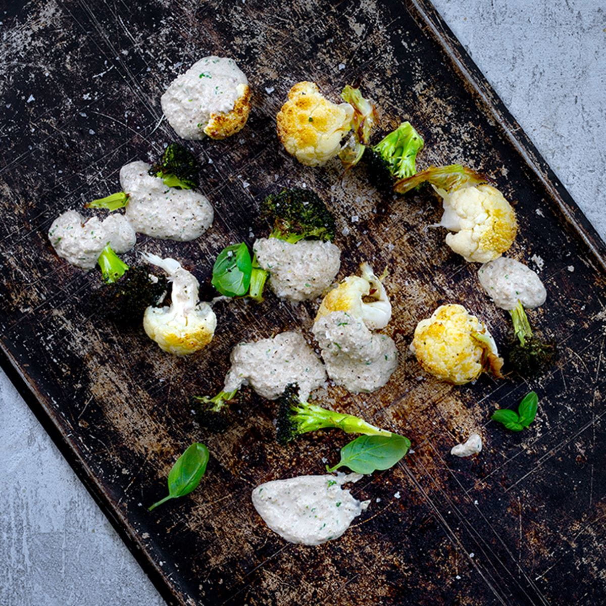 recipe image brændt broccoli og blomkål med græskarpesto
